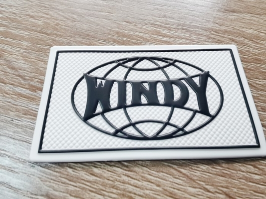 Repassé sur les insignes faits sur commande de tissu de vêtements, a gravé des labels en refief de TPU