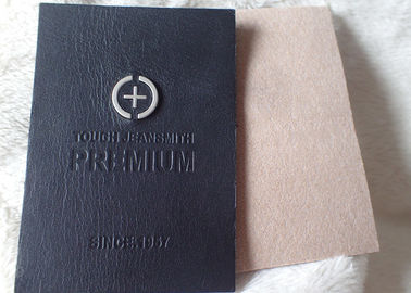 Labels en cuir de correction de jeans professionnels, correction en cuir sur des jeans avec le logo en métal