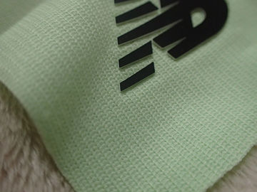 Deux labels d'habillement de transfert de chaleur de silicium de couleur de couches avec la sensation de main molle pour le vêtement extérieur