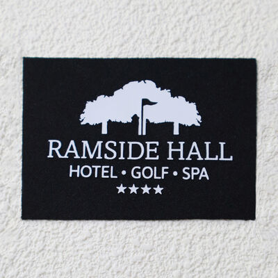 Autocollant de transfert en silicone plat de haute qualité, étiquette de logo de marque personnalisée durable pour accessoires de vêtement