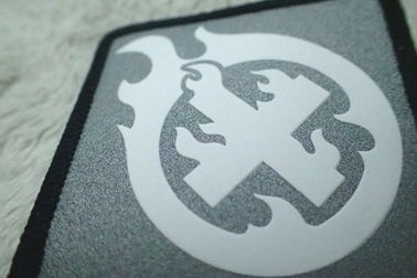Label réfléchi argenté fait sur commande d'impression d'écran, correction molle de TPU pour le vêtement