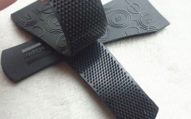 L'habillement fait sur commande de douille de vêtement raccorde la surface polonaise mate de Velcro de TPU avec le logo en plastique de relief brillant