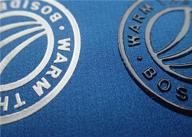 Labels d'habillement de transfert de chaleur de silicium d'impression d'écran avec le logo brillant de marque de surface de couleur
