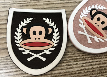 Correction en caoutchouc de logo de Microfiber adaptée aux besoins du client par professionnel pour les vêtements et les sacs etc.