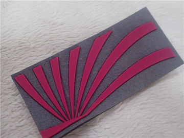 Corrections 3D en caoutchouc rouges pour le vêtement Microfiber gris doux avec le logo de silicone d'injection