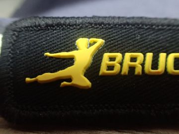 L'habillement fait sur commande de couleur de Pantone raccorde le label tissé par bord de verrouillage d'injection du silicium 3D