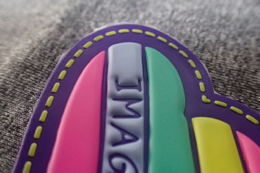 Le professionnel a gravé la couleur en refief faite sur commande de Pantone de corrections en caoutchouc la correction/3D de Tpu