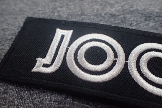 Insigne brodé par polyester de coupe de la chaleur
