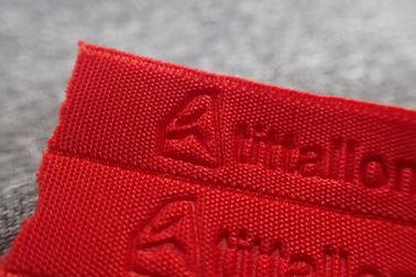 Bande tissée par vêtements de sport de relief par rouge