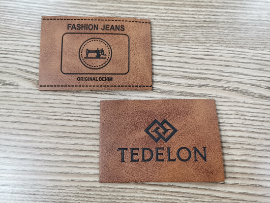 La couleur faite sur commande de relief de corrections en cuir d'unité centrale de logo cousent sur l'habillement
